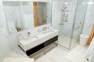 2BDR Luxury Apartment in Palm