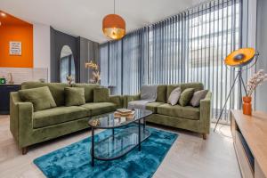 Stylish 3 Bedroom Apartment Next to Brighton Beach and Shopping Center