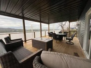 RiverSuite1 - A mesmerizing river and bridge view. - South Point