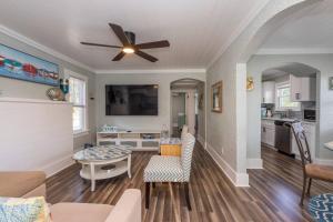 Artsea 2BR Cozy Ample Parking Near Beaches & Lecom Upstairs