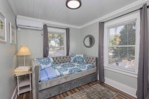 Artsea 2BR Cozy Ample Parking Near Beaches & Lecom Upstairs