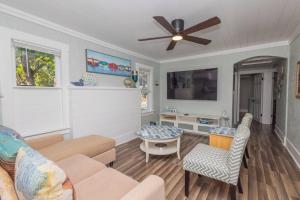 Artsea 2BR Cozy Ample Parking Near Beaches & Lecom Upstairs