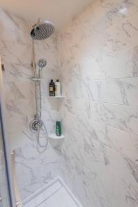 Artsea 2BR Cozy Ample Parking Near Beaches & Lecom Upstairs