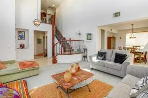 4 Mi to Solano Town Center Fairfield Retreat! - 瓦卡维尔