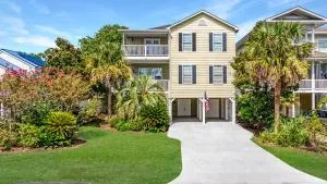 New Listing, 2min WALK to Beach, Single Family Home, Pet Friendly, HotTub, Smart TV, Sleeps 10, Private Backyard - ميرتل بيتش