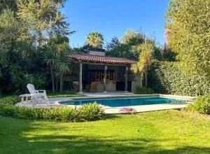 Amplia casa con jardín quincho y piscina - La Carrodilla