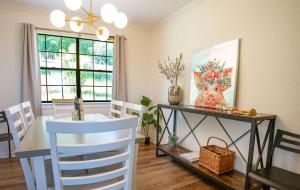 Charming Hill Country Retreat with Hot Tub