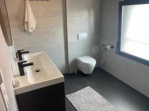 Maisons de vacances Full House, Jacuzzi, Netflix, 8 pers, free Parking 10- Colmar : photos des chambres