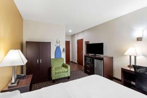 Queen Room with Bath Tub - Disability Access/Non-Smoking room in Quality Inn & Suites Grayson