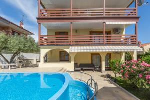 Family friendly apartments with a swimming pool Novigrad - 11242 