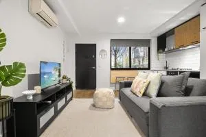 Elegant East Melbourne 1-Bed by Fitzroy Gardens - Melbourne