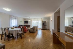 Family-friendly apartments with swimming pool Novigrad - 11242