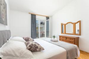 Apartments with parking space Podstrana, Split - 17586