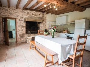 Maisons de vacances Gite de charme renove avec cheminee, terrasse et proche randonnees - Capacite 13 pers. - FR-1-410-179 : photos des chambres