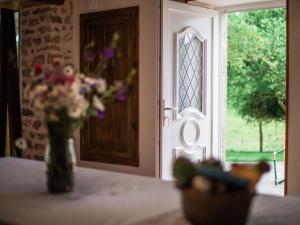 Maisons de vacances Gite de charme renove avec cheminee, terrasse et proche randonnees - Capacite 13 pers. - FR-1-410-179 : photos des chambres