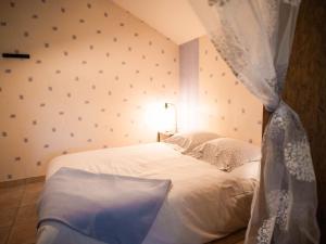 Maisons de vacances Gite de charme renove avec cheminee, terrasse et proche randonnees - Capacite 13 pers. - FR-1-410-179 : photos des chambres