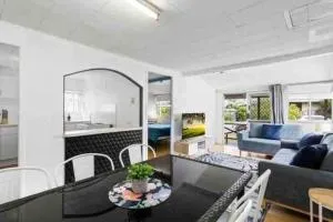 Bayside Living - Walk to Water - Central location - Narangba