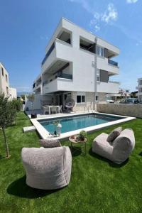 Family friendly apartments with a swimming pool Novalja, Pag - 23489 