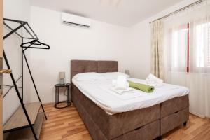 Apartments by the sea Okrug Gornji, Ciovo - 23497
