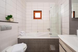 Apartments by the sea Okrug Gornji, Ciovo - 23497