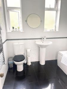 Modern 3-Bedrooms Home for Families & Contractors with Hi-Speed Wi-Fi, Parking, Guests 7 - Clark Property Estates