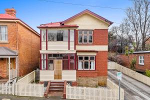 Sunny apartment on the fringe of the CBD