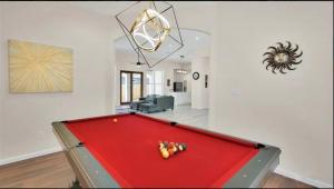 Lakeside mansion minutes to the lake