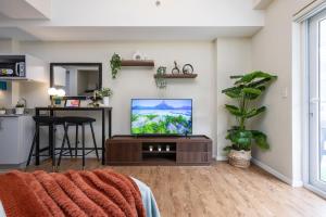 AMANI 107B, 3 Minutes to Airport, with Gym & Pool ,FAST WIFI, Free Netflix