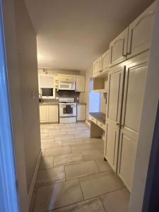 3 Roomfor Up to 8 people- 10 minutes from Kitchener Airport, Walking to Transit