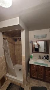 3 Roomfor Up to 8 people- 10 minutes from Kitchener Airport, Walking to Transit