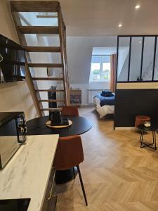Appartements GITE Le Parisien Appartement prive en Duplex avec acces jacuzzi a 10min des plages : photos des chambres