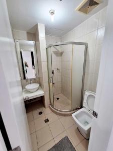 One Bedroom Condo with Balcony & Pool - Carosa Staycation