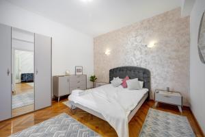 2 Bedroom Apartment - Romanian Athenaeum
