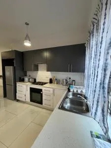 CrownHill Residence Furnished 2-Bedroom Apartment - Draasloot