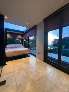 Phòng Deluxe Giường Đôi Với Ban Công và Tầm Nhìn Ra Biển (Deluxe Double Room with Balcony and Sea View)