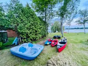Cottage with Water Activities Near Toronto - Castleton
