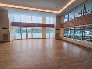 1BR McKinley, Taguig Condo - Sleeps Up To 4!