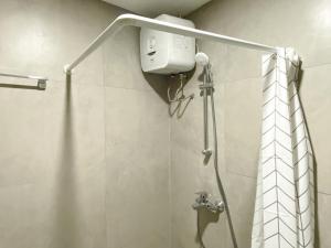 Cozy and Homey Studio Room Pollux Chadstone Apartment By Travelio