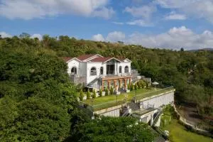 Bellevue Palace by StayVista - Lavish abode with a pool, Landscaped lawn, Gazebo & Adventure activities - تريمباك