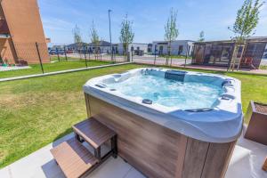 Boho Apt w Jacuzzi, Grill & Garden