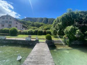 Appartements Rare 2 bedroom with private beach on Lake Annecy : photos des chambres