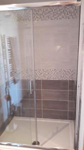 chambre à la campagne au milieu des lavandes