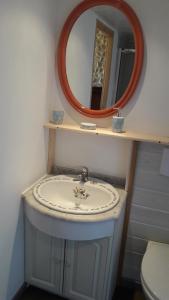 chambre à la campagne au milieu des lavandes