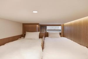 B - 4 Giường Đơn (B - 4 Single Beds)