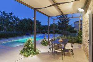 Villa PI for 8 people in Central Istria with heated pool & large garden 