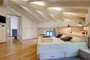 Villa PI for 8 people in Central Istria with heated pool & large garden 