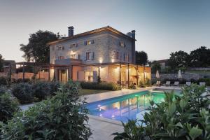 Villa PI for 8 people in Central Istria with heated pool & large garden
