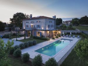 Villa PI for 8 people in Central Istria with heated pool & large garden