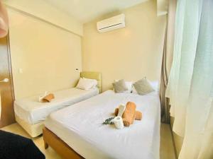 2BR Condo unit with balcony- Pool Access- Near Airport