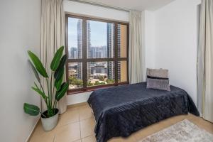 Stylish 2BR Apt just minutes from Beach